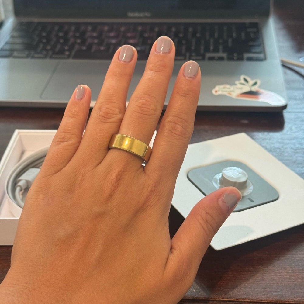 Oura Ring 4 in Elegant Gold and Silver - Picture 3 of 4
